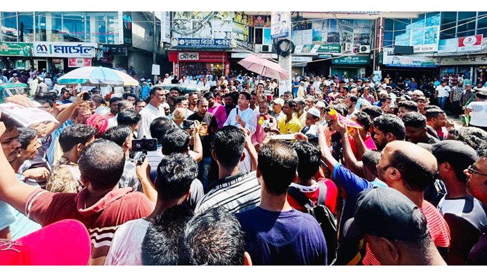 বড়লেখায় ফ্রান্স প্রবাসীর ওপর হামলার প্রতিবাদে এলাকাবাসীর মানববন্ধন