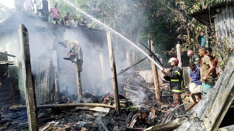 আগুনে পুড়লো ৬ পরিবারের বসতঘর