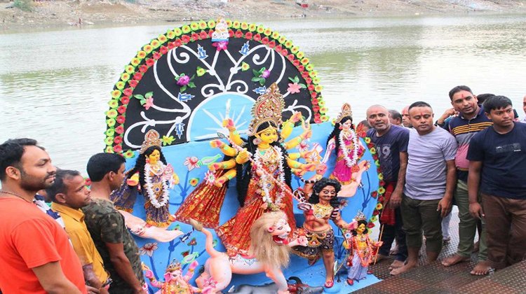আজ প্রতিমা বিসর্জন চোখের জলে বিদায় জানালেন ভক্তরা