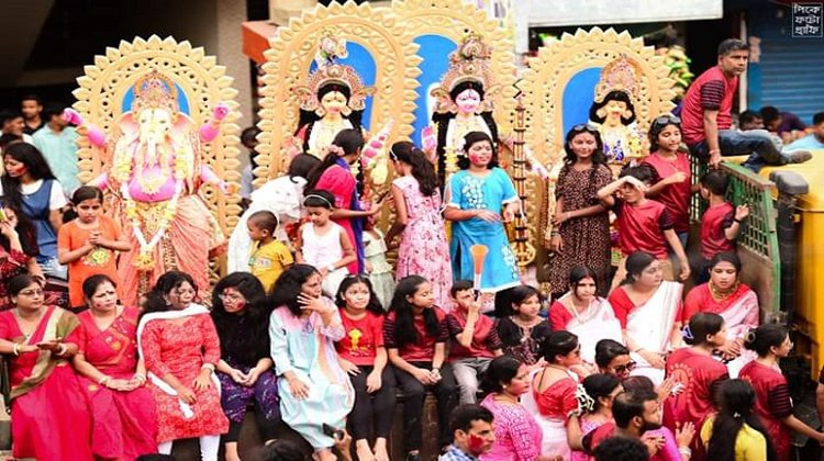 শ্রীমঙ্গলে বিজয়া দশমীর শোভাযাত্রার হাজারও মানুষের ঢল