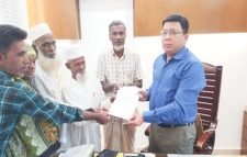 সিলামে বঞ্চিত ভূমিহীনদের পক্ষ থেকে বিভাগীয় কমিশনার ও জেলা প্রশাসক বরাবর স্মারকলিপি প্রদান