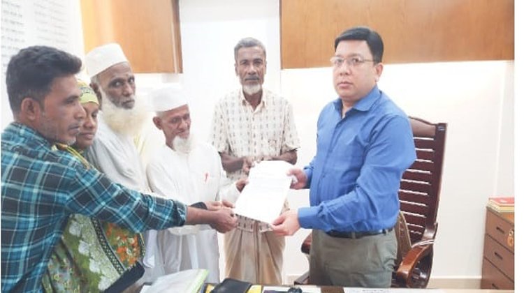 সিলামে বঞ্চিত ভূমিহীনদের পক্ষ থেকে বিভাগীয় কমিশনার ও জেলা প্রশাসক বরাবর স্মারকলিপি প্রদান