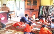 বড়লেখায় প্রায় ৩ বছর ধরে প্রধান শিক্ষকের কার্যালয়ে চলছে প্রাক-প্রাথমিক শ্রেণির পাঠদান