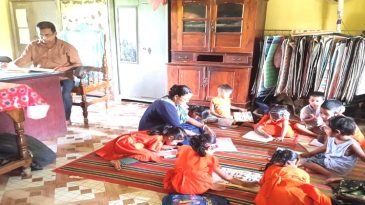 বড়লেখায় প্রায় ৩ বছর ধরে প্রধান শিক্ষকের কার্যালয়ে চলছে প্রাক-প্রাথমিক শ্রেণির পাঠদান