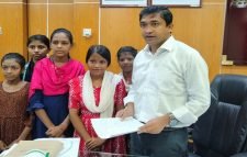 চা শ্রমিক পরিবারের ৬ শিশুর লেখাপড়ার দায়িত্ব নিলেন ইউএনও