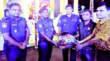 পূজামণ্ডপ পরিদর্শনে পুলিশ সুপার