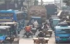 তানোরে রাস্তা ঘেঁষে দোকানপাট যানজটে নাকাল মানুষ