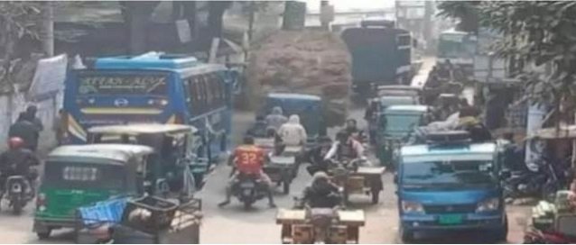 তানোরে রাস্তা ঘেঁষে দোকানপাট যানজটে নাকাল মানুষ