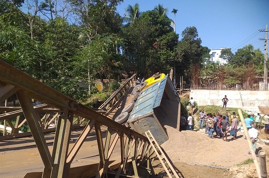 বেইলি ব্রিজ ভেঙে যোগাযোগ বিচ্ছিন্ন