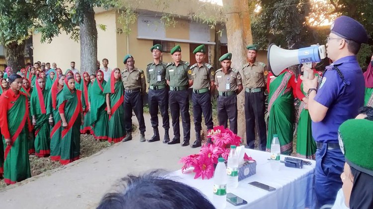 দুর্গাপূজায় নিরাপত্তা জোরদারে কমলগঞ্জে ব্রিফিং প্যারেড অনুষ্ঠিত