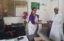 ‘২ টাকার বিনিময়ে  শিশুদের পড়ানো’ শিক্ষকের পাশে দাঁড়ালেন উপজেলা নির্বাহী কর্মকর্তা