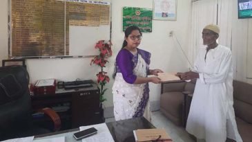 ‘২ টাকার বিনিময়ে  শিশুদের পড়ানো’ শিক্ষকের পাশে দাঁড়ালেন উপজেলা নির্বাহী কর্মকর্তা