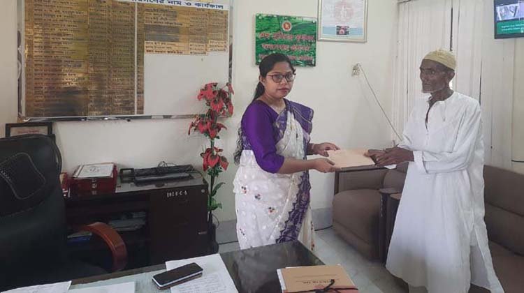 ‘২ টাকার বিনিময়ে  শিশুদের পড়ানো’ শিক্ষকের পাশে দাঁড়ালেন উপজেলা নির্বাহী কর্মকর্তা