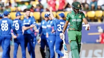 ব্যাট-বলে বিবর্ণ দিনে বাংলাদেশের ভরাডুবি