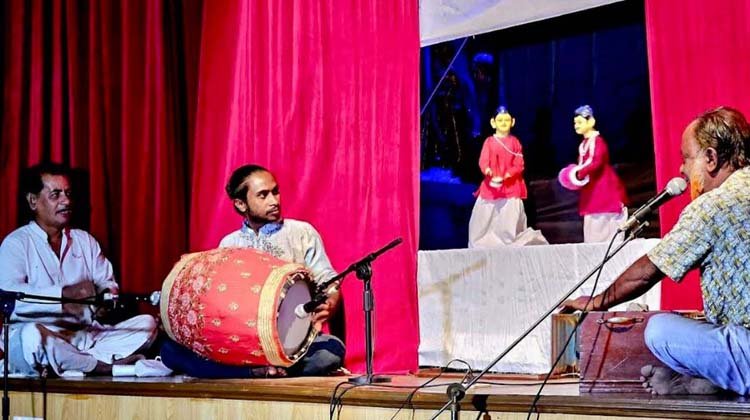 পুতুল নাচে মুগ্ধ শিক্ষার্থীরা মৌলভীবাজারে