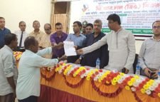 পূজা মন্ডপে চালের ডিও প্রদান