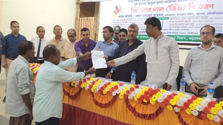 পূজা মন্ডপে চালের ডিও প্রদান