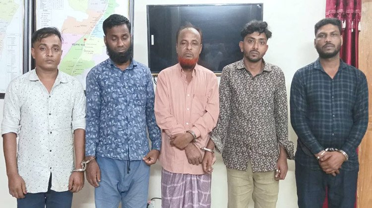 ‘ফু’ দেওয়ার নামে টাকা হাতিয়ে নেওয়া পার্টির মুল হোতাসহ চক্রের ৫ সদস্যকে পুলিশ গ্রেফতার