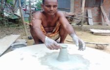 দীপাবলিকে সামনে রেখে কর্মব্যস্ততায় মৃৎশিল্পীরা