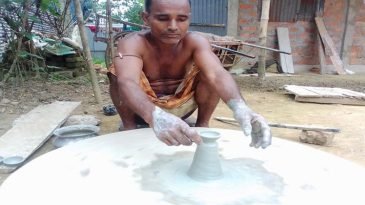 দীপাবলিকে সামনে রেখে কর্মব্যস্ততায় মৃৎশিল্পীরা