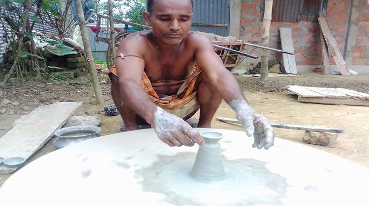 দীপাবলিকে সামনে রেখে কর্মব্যস্ততায় মৃৎশিল্পীরা
