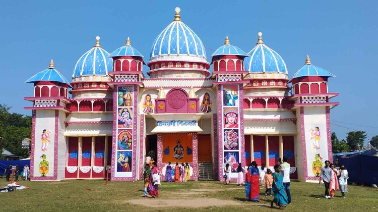 দৃষ্টিনন্দন সাজসজ্জায় দুর্গোৎসব শুরু