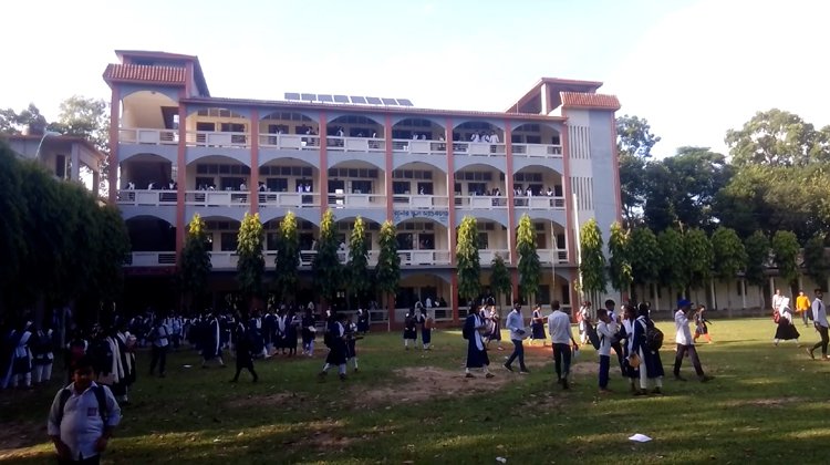 শ্রীমঙ্গলে  রার্নার স্কুল এন্ড কলেজে শিক্ষক কর্তৃক ছাত্রীকে আই লাভ ইউ বলার অপরাধে প্রতিবাদের নামে বর্হিরাগত কিছু লোক ছাত্রীদের শ্লীলতাহানি 