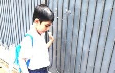 সবাই ক্লাস করলেও ১৩ মাস ধরে স্কুল গেটে ঠাঁই দাঁড়িয়ে থাকে শিশু নাঈম!