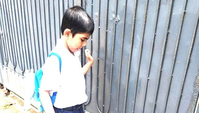 সবাই ক্লাস করলেও ১৩ মাস ধরে স্কুল গেটে ঠাঁই দাঁড়িয়ে থাকে শিশু নাঈম!