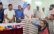 ক্ষতিগ্রস্ত পরিবারের মাঝে ঢেউটিন ও চেক বিতরণ