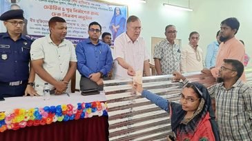 ক্ষতিগ্রস্ত পরিবারের মাঝে ঢেউটিন ও চেক বিতরণ