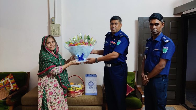 বিশ্ব শিক্ষক দিবসে শিক্ষকদের সম্মাননা জানালো মৌলভীবাজার জেলা পুলিশ