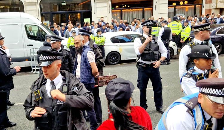 লন্ডনে আওয়ামীলীগ নেতাকর্মীদের উপর বিএনপি‘র ডিম নিক্ষেপ, আটক ১