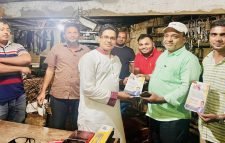 জুড়ীতে সরকারের উন্নয়নের প্রচারপত্র নিয়ে জনগণের কাছে এসএম জাকির