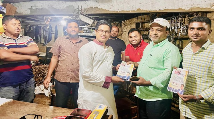 জুড়ীতে সরকারের উন্নয়নের প্রচারপত্র নিয়ে জনগণের কাছে এসএম জাকির