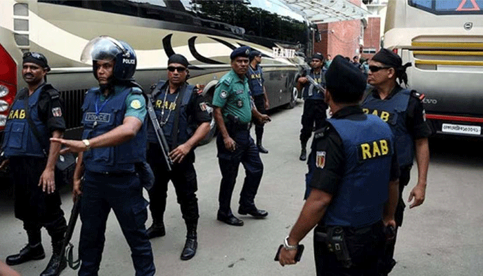 নিরাপত্তা চাদরে ঢাকা রাজধানী