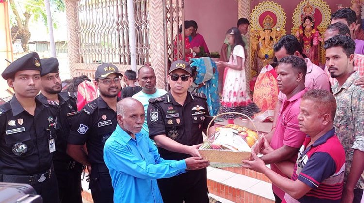 পূজামন্ডপ পরিদর্শনে র্যাব-৯ অধিনায়ক