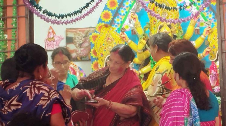 মণ্ডপে মণ্ডপে চলছে সিঁদুর খেলা