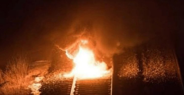 মৌলভীবাজারে রেললাইনে আগুন