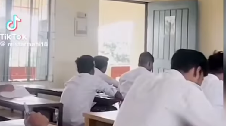 ক্লাসরুমে শিক্ষার্থীদের টিকটক ভাইরাল