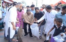 নিজ হাতে আবর্জনা পরিষ্কার করলেন সিসিক মেয়র