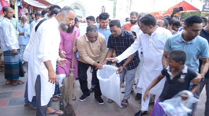 নিজ হাতে আবর্জনা পরিষ্কার করলেন সিসিক মেয়র