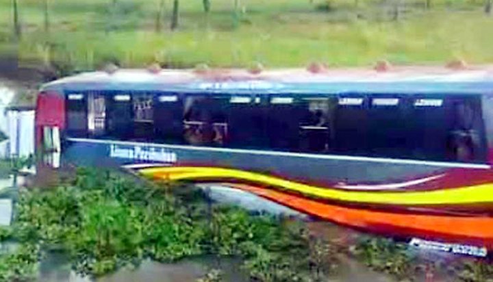 সিলেটে যাত্রীবাহী বাস খাদে পড়ে আহত ৫