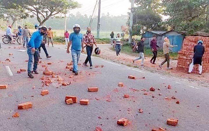 অবরোধের প্রথম দিনে সিলেটের বিভিন্ন স্থানে পিকেটিংয়ে বিএনপি কর্মীরা