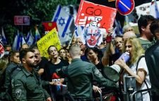 যুদ্ধবিরতি চেয়ে নেতানিয়াহুর বাড়ির সামনে বিক্ষোভ