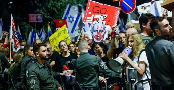 যুদ্ধবিরতি চেয়ে নেতানিয়াহুর বাড়ির সামনে বিক্ষোভ