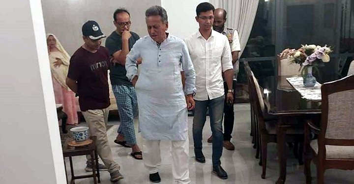 বিএনপি নেতা আমীর খসরুকে আটকের অভিযোগ