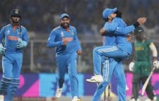 দক্ষিণ আফ্রিকাকে দুমড়ে মুচড়ে শীর্ষে থেকেই সেমিতে ভারত