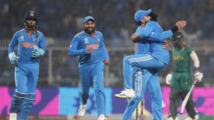 দক্ষিণ আফ্রিকাকে দুমড়ে মুচড়ে শীর্ষে থেকেই সেমিতে ভারত