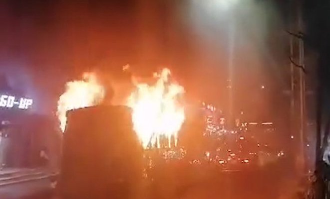 অবরোধের আগের রাতে রাজধানীতে ৩০ মিনিটের মধ্যে ৩ বাসে আগুন